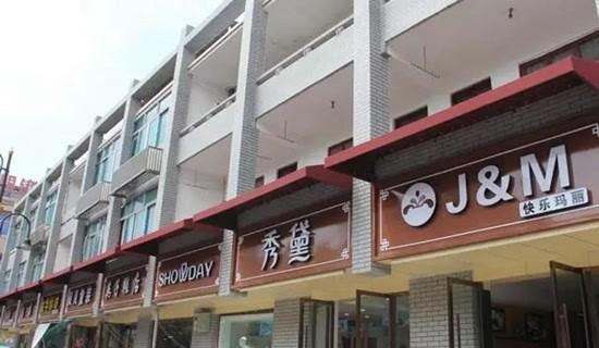 走在街上，發(fā)現(xiàn)商店招牌一模一樣，統(tǒng)一式店鋪廣告牌有必要嗎？4