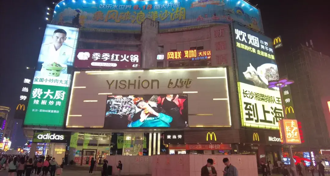 走訪長(zhǎng)沙、重慶等地后，我總結(jié)出一套廣告牌子“吸金術(shù)”