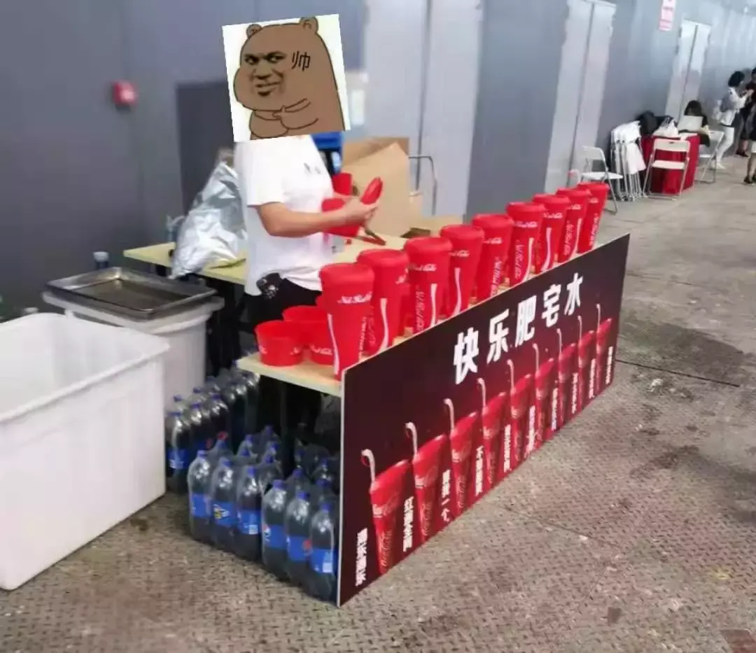 中國路邊的亞克力廣告牌，我能笑一年27
